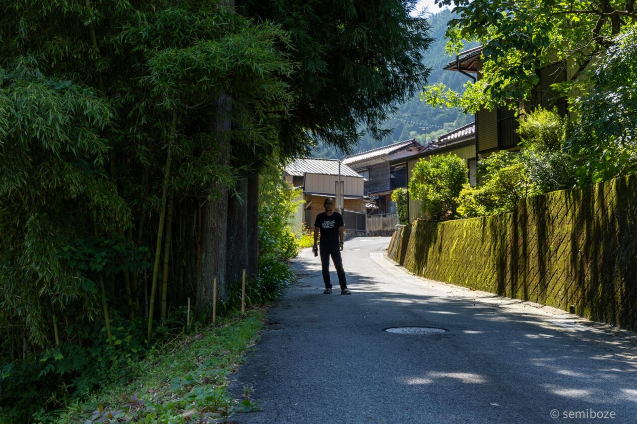 須原宿枡形鍵屋の坂をくだった道