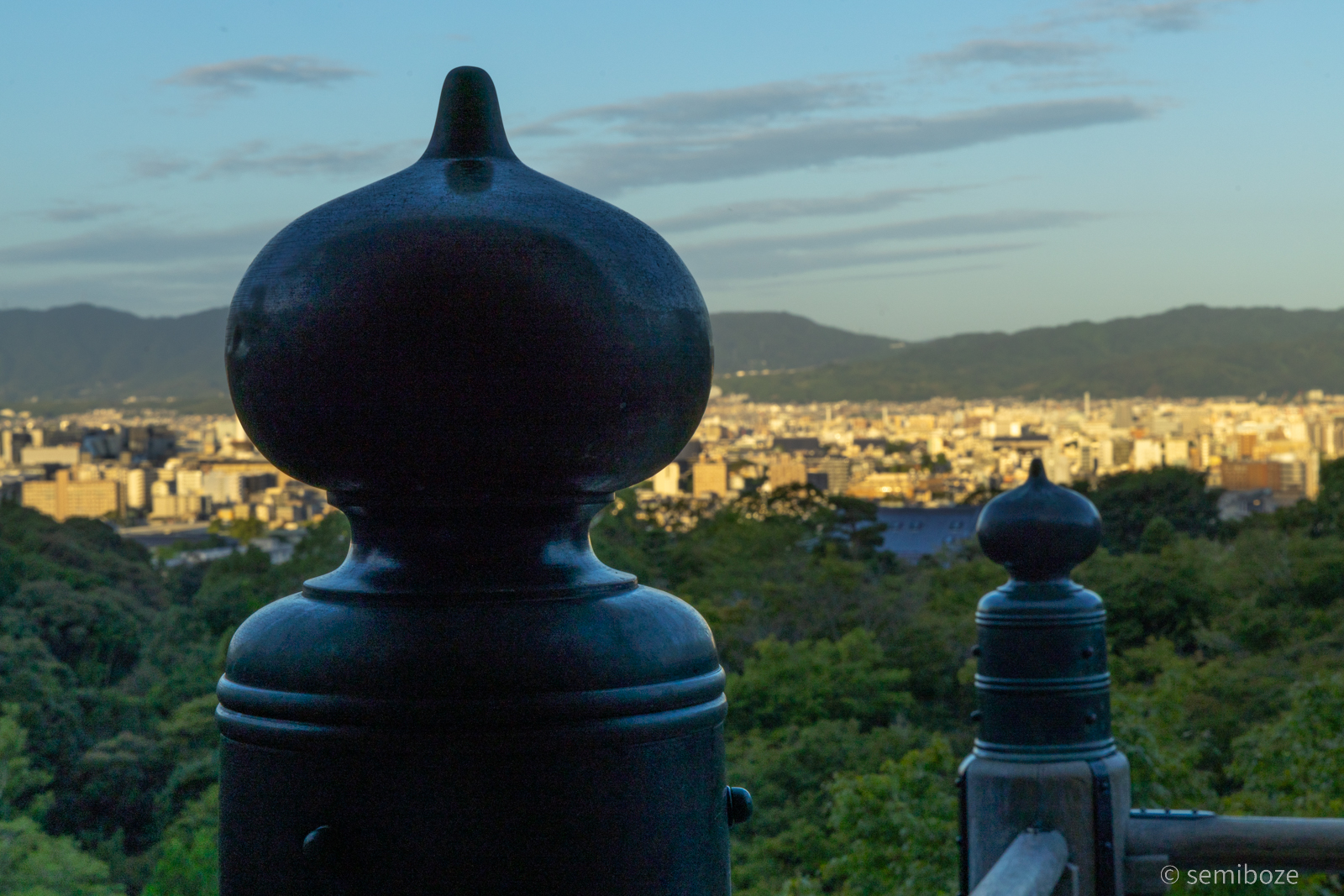 早朝の京都清水寺周辺