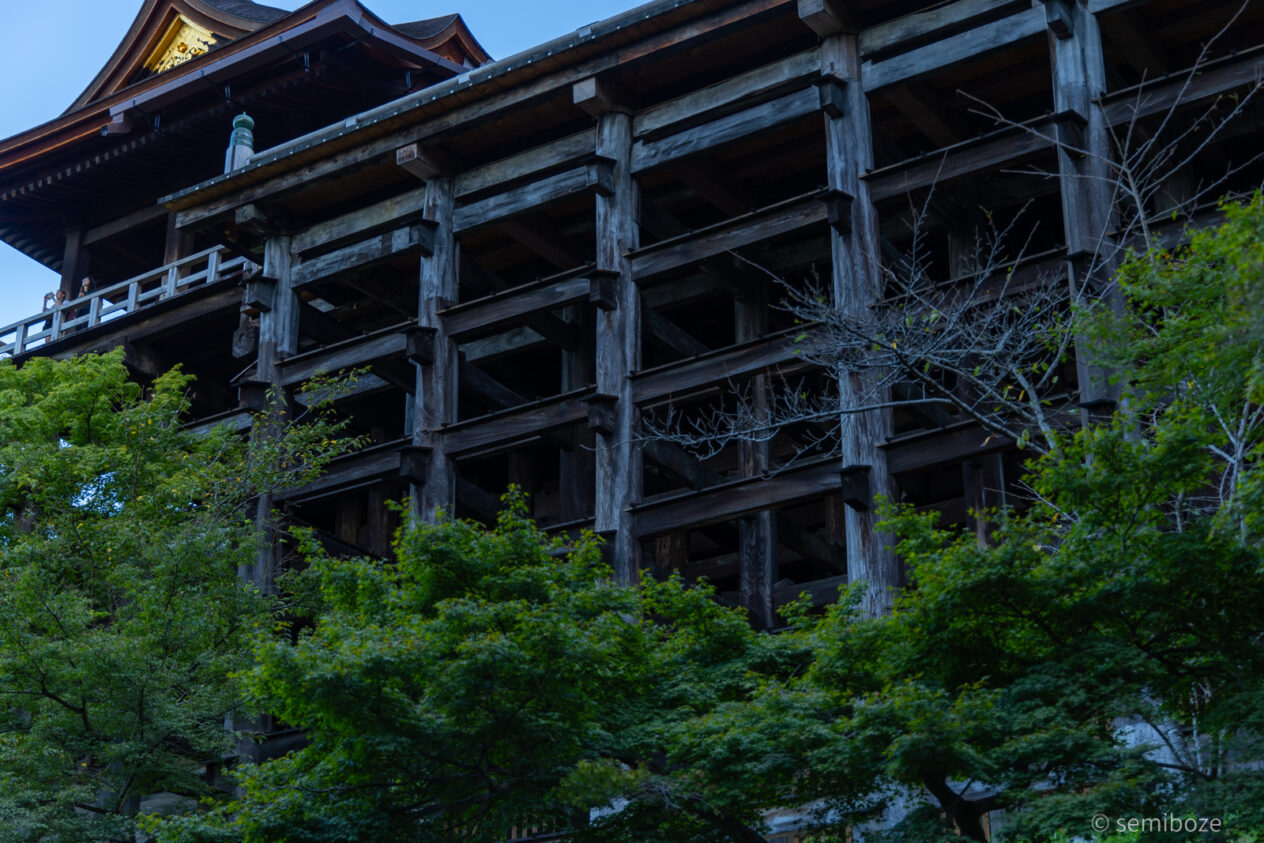 早朝の京都清水寺周辺